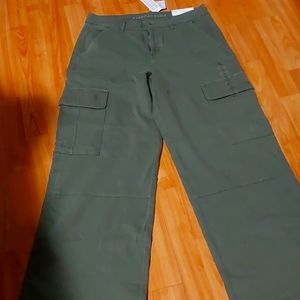 AE Stretch Curvy High-Waisted Baggy Wide-Leg Cargo Pant in Olive size 10